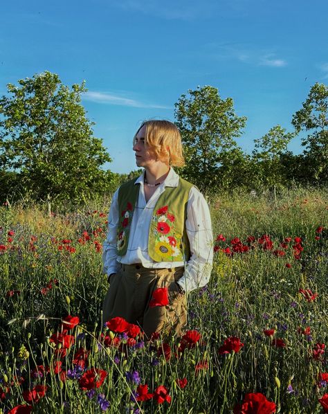 An incredible vest handcrafted from soft cotton, adorned with vibrant embroidery of poppies, daisies, and sunflowers 🌼🌻. This vest is the perfect attire for creative souls who want to stand out and shine in any crowd ✨. Ideal for summer parties, themed events, or as a unique gift for that special man in your life 🎉🎁. Plus, enjoy free worldwide shipping on your order 🌍🚚. You can order it from our store via the link in our profile bio. #HandmadeVest #SummerFashion #EmbroideredVest #MenFashion ... Masculine Cottagecore, Cottagecore Men, Goblin Core Outfit, Cottagecore Aesthetic Outfits, Handmade Vest, Authentic Fashion, Unique Embroidery, Cottagecore Fashion, Green Vest