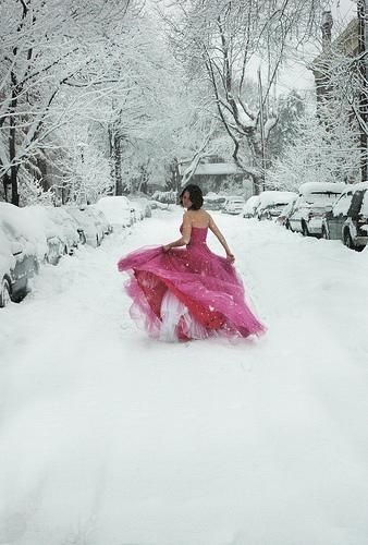 Winter Shoot Ideas, Winter Senior Pictures, Winter Photo Shoot, Quinceanera Photoshoot, Grad Photography, Snow Photoshoot, Winter Shoot, Winter Portraits, Snow Dress