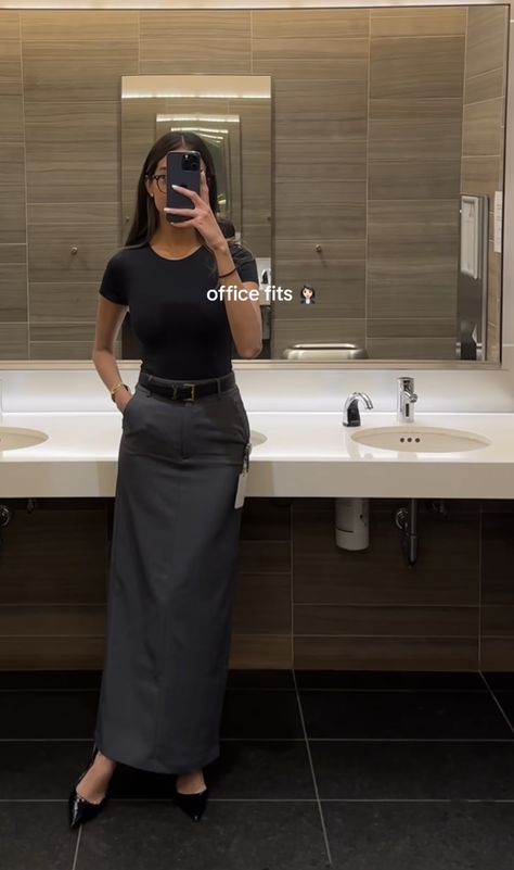 Cool Girl Work Outfits Summer, Outfit Ideas Corporate, Fashionable Corporate Attire, Silk Skirt Business Outfit, Classy Pencil Skirt Outfits, Pandora Work Outfit, Classy Smart Casual Outfits, Corporate Outfit Ideas For Women, Business Formal Skirt