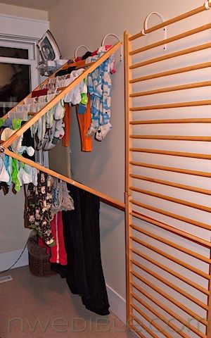 † Baby gates into laundry drying racks. Now THIS is totally clever! I think this would work SO well, perfect use of old baby gates, and with a minimum of effort. Really genius - I need this!  (upcycled stuff / hh laundry) Wall Mounted Clothes Drying Rack, Desain Pantry, Drying Racks, Diy Wand, Clothes Hanging, Drying Rack Laundry, Baby Gates, Clothes Drying Racks, Laundry Mud Room