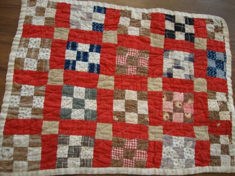 doll quilt Antique Crib, Quilted Toys, Crib Quilts, Simple Quilts, Quilts Vintage, Doll Quilts, Miniature Quilts, Old Quilts, Doll Quilt