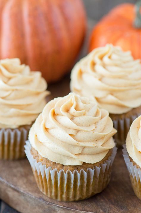 No fail pumpkin cupcakes with pumpkin buttercream! These are the pumpkin cupcakes you’ll want to make each fall! Pumpkin Icing Recipe, Pumpkin Frosting Recipe, Pumpkin Icing, Pumpkin Frosting, Spice Frosting, Pumpkin Buttercream, Spiced Buttercream, Frosting Recipes Easy, Cake Frosting Recipe