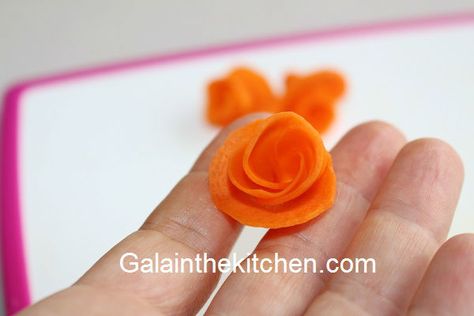 7 Easy Carrot Garnish Ideas - Gala in the kitchen Carrot Roses How To Make, Flower Veggie Tray, Carrot Garnish, Korean Carrot Salad, How To Cut Carrots, Korean Carrot, Halloween Veggie Tray, Garnish Ideas, Candied Carrots