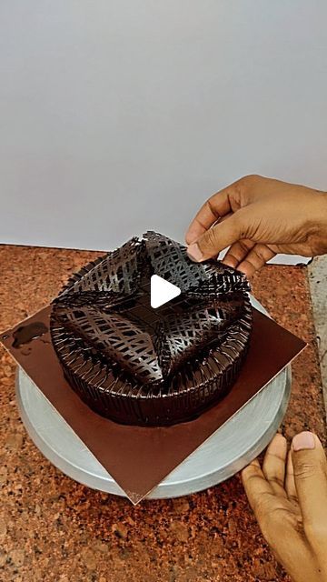 @roshan_cake_chef on Instagram: "New chocolate cake decorating #reels #cakes  Follow me 😍😍♥️ and share video plz send @roshan_cake_chef  #chocolatecakemaking #chocolatecake #chocolatetrufflecake #chocolatecakedecorations🎂🍫❤️ #chocolate #trendingchocolatecakes #trending #viralreels" Chocolate Ganache Cake Design, Truffle Cake Decoration, Cake Videos Decorating, Easy Chocolate Cake Decorating Ideas, Simple Chocolate Cake Decoration, Decorated Chocolate Cake, Chocolate Cake Decorating, Chocolate Truffle Cake, Chocolate Cake Designs