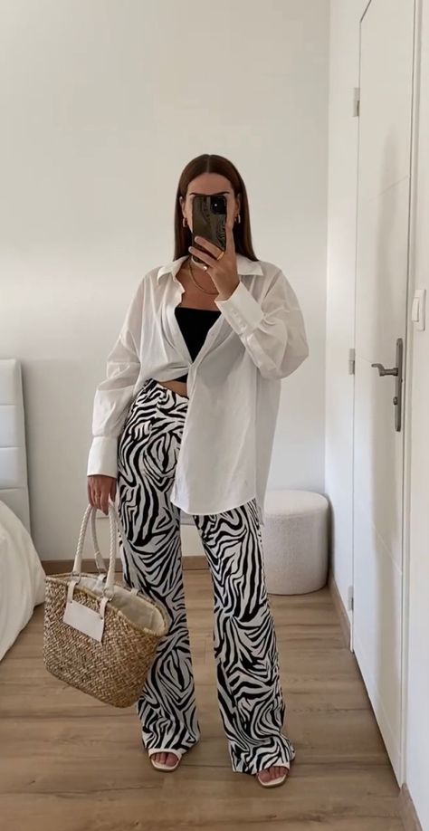 Zebra Pants Outfit, Zebra Print Outfits, Zebra Pant, Basic Girl Outfit, Smart Casual Women Outfits, Corset Outfit, Blouse Casual Fashion, Vegas Outfit, Zebra Print Dress