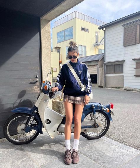 Aesthetic Adidas Outfit, Outfits To Go Thrifting, Track Jacket Outfit Woman, Adidas Track Jacket Outfit Street Style, Adidas Jacket Aesthetic, Vintage Adidas Jacket Outfit, Adidas Style Women, Adidas Jacket Women Outfit, Track Jacket Outfit Street Style