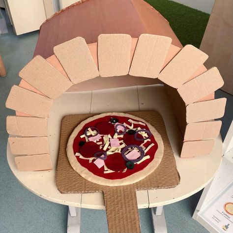 🍕Pizzeria Role Play🍕 I love switching up the role play area regularly and after seeing a few people (specifically @creative_mama_che)… | Instagram Role Play Shop Ideas, Pizza Role Play, Play Pizza Shop, Felt Pasta, Role Play Shop, Pie Night, Felt Pizza, Play Preschool, Role Play Areas