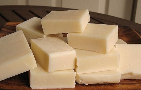 DIY: How to Make Soap With Caustic Soda Coconut Oil Soap Recipe, Beginners Recipes, Diy Soap Bars, Savon Diy, Coconut Oil Soap, Trendy Diy, Soap Recipe, Homemade Soap Recipes, Diy Spa