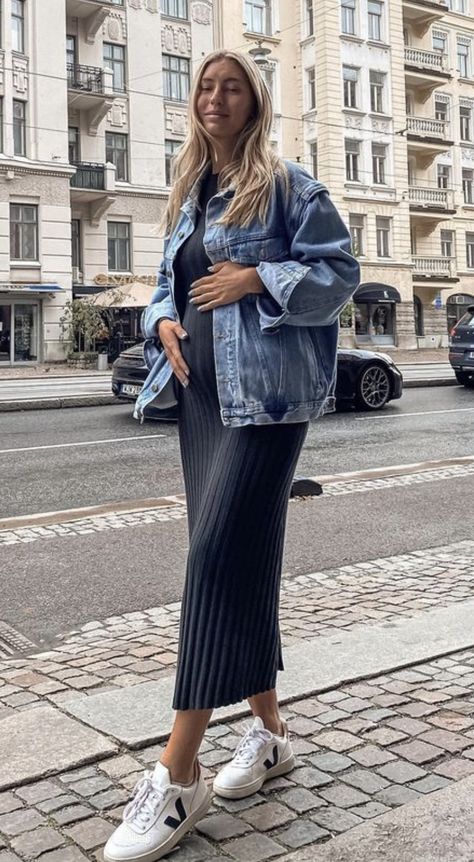 Maternity Fancy Outfit, Pregnant New York Outfit, Shea Mcgee Pregnant, Pergant Outfits, Paris Maternity Style, Paris Pregnant Style, Europe Maternity Outfits, Maternity Outfits Street Styles, Early Maternity Outfits First Trimester