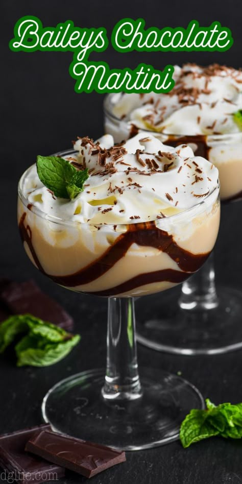 This Baileys Chocolate Martini is the perfect combination of chocolate and Baileys! Dessert in a glass, you won't find a better chocolate martini recipe! Chocolate Mint Martini Recipe, Chocolate Martini Recipe With Baileys, Martini Chocolate, Baileys Recipes Drinks, Club Cocktails, Baileys Dessert, Chocolate Martini Recipe, Baileys Drinks, Fancy Chocolate