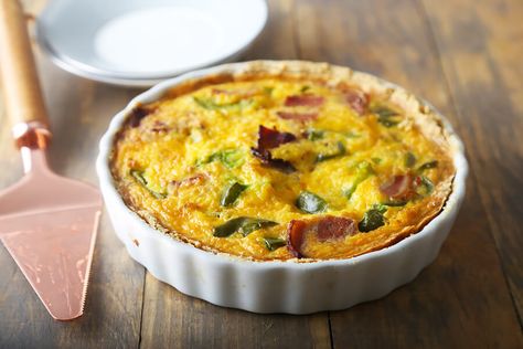 Quiche Recipes Bacon, Quiche Keto, Egg Quiche Recipes, Egg Quiche, Baking Weights, Low Carb Quiche, Keto Quiche, Almond Crust, Keto Salad