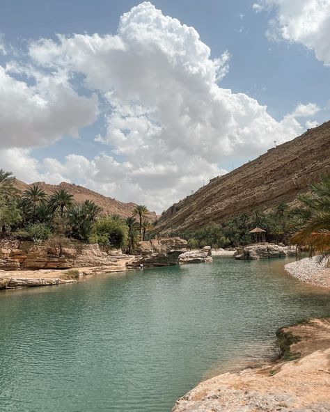 There are so many beautiful places to discover in Oman. One of the best things we did while our trip in Oman was going on the „Muscat: Wahiba Desert and Wadi Bani Khalid Guided Group Tour“ with @getyourguide Booking the tour on the GetYourGuide website was a smooth process, and everything on the tour went according to plan. Exploring the Wahiba Desert and seeing the traditional homes of the desert nomads and Bedouin tribes have been incredible and exciting for me. And we got to learn ... Oman Travel Aesthetic, Kinsey Core, Oman Aesthetics, Omani Culture, Oman Desert, Oman Tourism, Desert Nomad, Desert Camp, Vision 2025