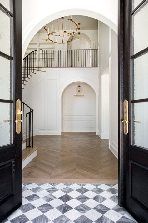 Grand Entryway Foyers, Entryway With Stairs, Large Foyer Ideas, Dream Foyer, Studio Mcgee Entryway, Veranda Estate Homes, Modern French Design, French Modern Home, Luxury Houses Entrance