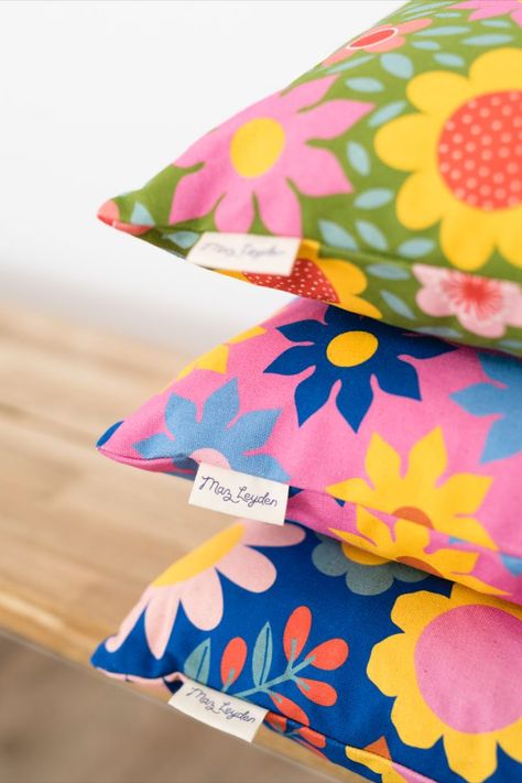 Green, pink and blue flower cushions Maximalist Retro, Funky Cushions, Cushion Designs, Vibrant Decor, Modern Cushions, Cover Inspiration, Geometric Prints, Vintage Cushions, Colourful Cushions