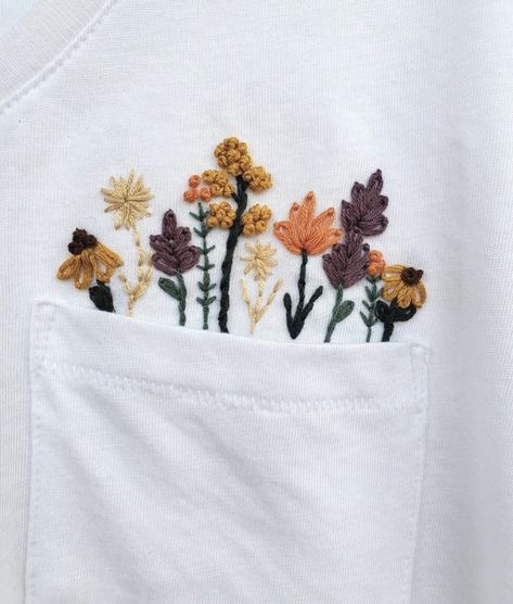 Blumen sticken lernen - Anleitungen & kostenlose Vorlagen T Shirt Flower Embroidery, T Shirt Pocket Embroidery, Pocket Embroidery T Shirts, Embroidery Clothes T Shirts, Embroider T Shirt, T Shirt Embroidery Ideas, Tshirt Embroidery Ideas, Shirt Embroidery Ideas, Embroidery On Shirts