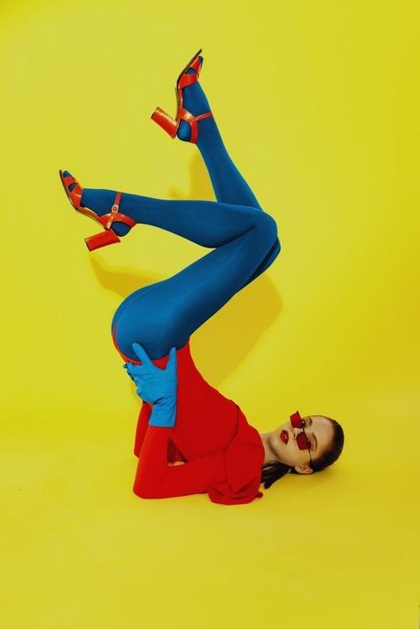 Monochrome Fashion Photography, Pop Art Fashion Photography, 23 Photoshoot, Colorful Photoshoot, Editorial Poses, Look 80s, Art Styling, Blue Tights, Pop Art Fashion