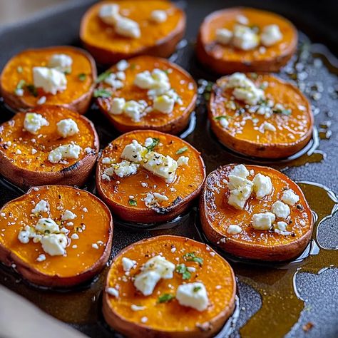 Roasted Sweet Potato Rounds with Honey and Feta Honey Feta, Sweet Potato Rounds, Sweet Potato Rolls, Potato Rounds, Sweet Potato Benefits, Fruits Recipes, Pecan Pie Cookies, Food Vibes, Sweet Potato Slices