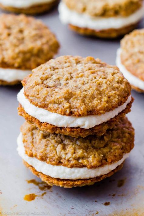 Copycat Little Debbie Oatmeal Cream Pies by sallysbakingaddiction.com. They even taste better than the originals! Recipe on sallysbakingaddiction.com Oatmeal Creme Pies, Dessert Sandwich, Oatmeal Creme Pie, Sallys Baking, Whoopie Pie Recipe, Biscuits Diététiques, Oatmeal Raisin Cookies Chewy, Cookie Sandwich, Oatmeal Cream Pies