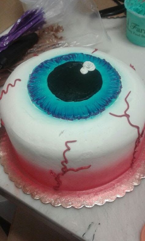 Eyeball Halloween Cake Cake Decorating Halloween, Eyeball Cake, Eyeball Halloween, Tårta Design, Halloween Torte, Chocolate Hazelnut Cake, Dessert Halloween, Halloween Cake Decorating, Hazelnut Cake