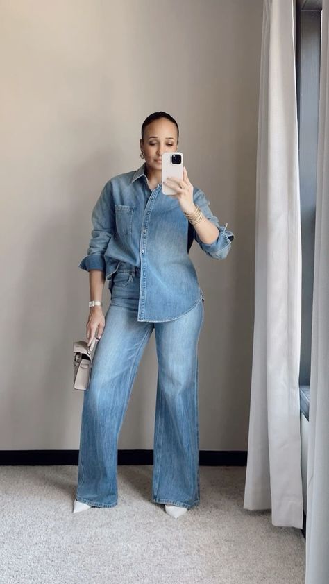 Cropped Denim Top Outfit, Cream And Denim Outfits, Crop Tshirt And Jeans, Denim Handbag Outfit, Widelegjeans Outfit Winter, Styles Clothes Outfits, Coaching Outfits, Tshirt And Jeans Outfit, Denim Top Outfit