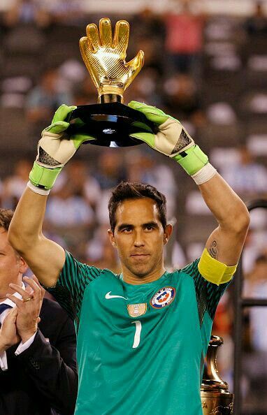 #claudio bravo Soccer Trophies, America Pictures, Soccer Trophy, Claudio Bravo, Nike Football Boots, Soccer Inspiration, Metlife Stadium, Free Sport, World Football