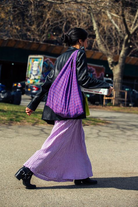 Street Style Is Blossoming Again in New York’s Parks | Vogue Kangol Hats, New York Street Style, Street Snap, Ski Fashion, Bike Chain, Fashion People, New York Street, Warm Outfits, Color Style