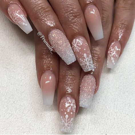 Frosted Christmas Nails, French Ombre Christmas Nails, White Glitter Snowflake Nails, Snowman Nail Art Designs, Snow Inspired Nails, Winter Nails Snowman, Ombré Christmas Nails, White Christmas Nail Designs, Better Nails