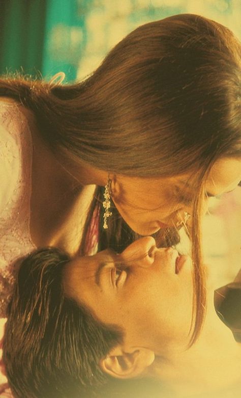 VEER ZAARA Shahrukh Khan Preity Zinta, Srk And Preity Zinta, Veer Zara Aesthetic, Srk Shahrukh Khan, Veer Zara, Bollywood Romance, Veer Zaara, Yash Chopra, Pretty Zinta