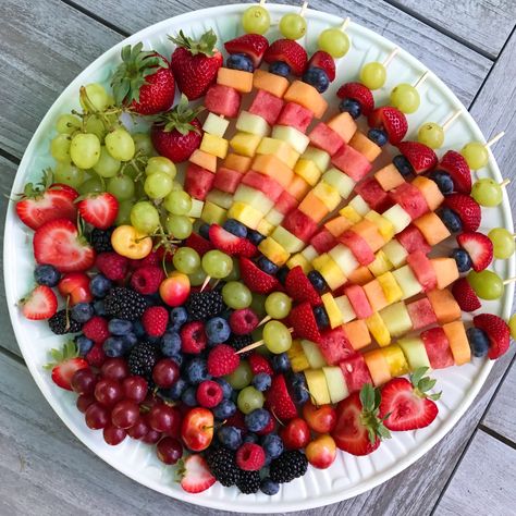 Rainbow Fruit Kabobs, Fruit Kabobs Kids, Fruit Kebabs, Fruit Platter Designs, Gluten Free Kids, Fruit Skewers, Fruit Kabobs, Rainbow Fruit, Charcuterie Recipes