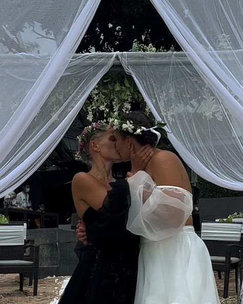 Wlw Marriage, Reception Dress Lace, Wlw Wedding, I Need A Girlfriend, Wedding Dresses Spaghetti Strap, Tiktok Famous, Lesbian Wedding, Indoor Wedding, Pre Wedding Photos