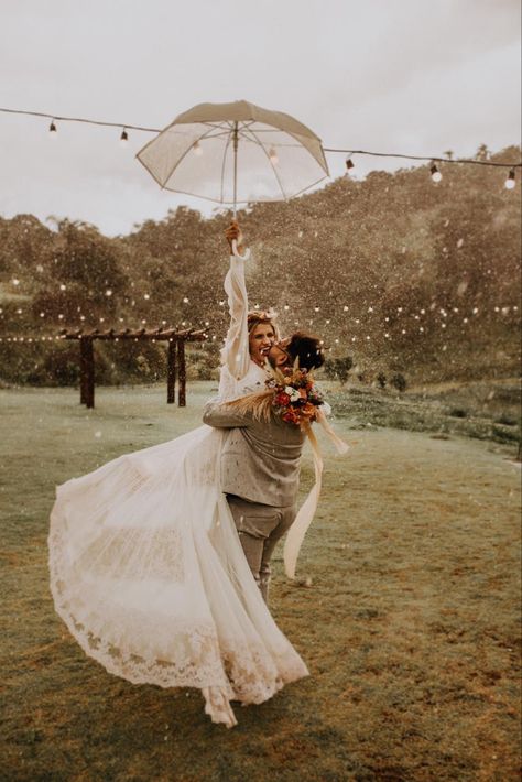 Wedding Rain Shots, Wedding Photo Rainy Day, Wedding In The Rain Photo Ideas, Rainy Backyard Wedding, Wedding Photo Rain, Wedding In Rain Photography, Wedding Rain Pictures, Wedding Photography Rainy Day, Cloudy Day Wedding Photos