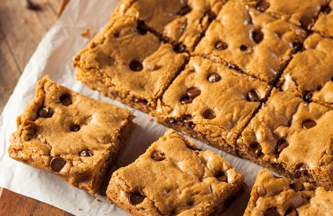 Flourless Chocolate Chip Chickpea Blondies via @SparkPeople Keto Blondies, Low Carb Chocolate Chip Cookies, Spark Recipes, Dolce Poche Calorie, Chocolate Chip Blondies, Chocolate Chip Bars, Keto Chocolate Chip Cookies, Keto Chocolate Chips, Blondies Recipe