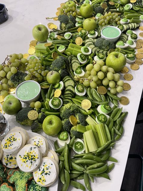 International Charcuterie Board, Green Bring A Board Night, Coloured Food Board Night, Bring A Board Night Colours, Colour Food Board Night, Green Charcuterie Board, Green Food Party, Picnic Party Food, Pickle Party