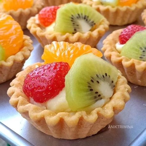 Pie Buah Mini, Fruits Tart, Mini Fruit Pies, Hijau Sage, Tart Cake, Fruit Tart Recipe, Catering Ideas Food, Catering Ideas, Fruit Pie