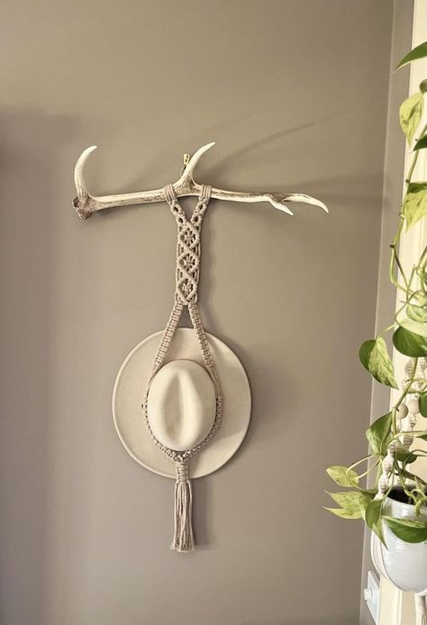 Hanging Cowboy Hats On Wall, Hanging Hats On Wall Diy, Macrame Cowboy Hat Holder Diy, Macrame Antlers Wall Hangings, Cowboy Hat Storage Ideas, Macrame Cowboy Hat Holder, Hat Holder Diy, Antler Hat Rack, Cowboy Hat Display