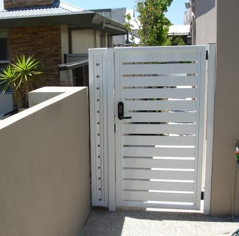 Modern Garden Gate, House Door Design, Gate And Fence Ideas, Gated Garden, Wood Garden Gate, Mid Century Beach House, Slat Fencing, Modern Gates, Hamptons House Exterior