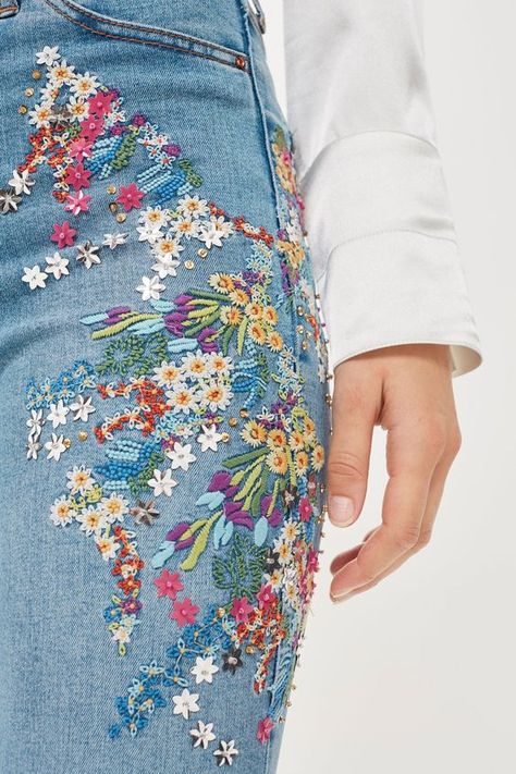 Jean Embroidery Ideas, Embroidery On Jeans, Beaded Jeans, Embroidery Jeans Diy, Jean Diy, Jeans Embroidery, Embroidery Pants, Clothes Embroidery Diy, Denim Embroidery