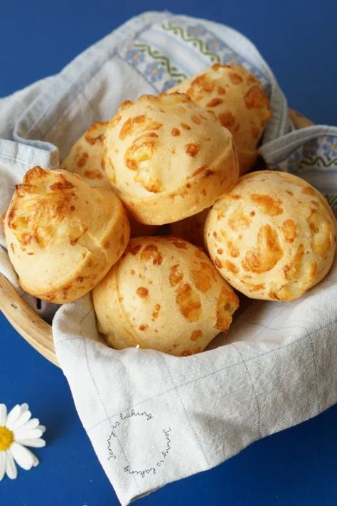 Chipa: Paraguay's Take on Cheese Bread (gluten free) with Video - Jenny is baking Paraguay Food, Bread Gluten Free, Cheese Buns, Latin American Food, Filled Muffins, Cassava Flour, Food Drink Photography, Cheese Bread, Hat Man