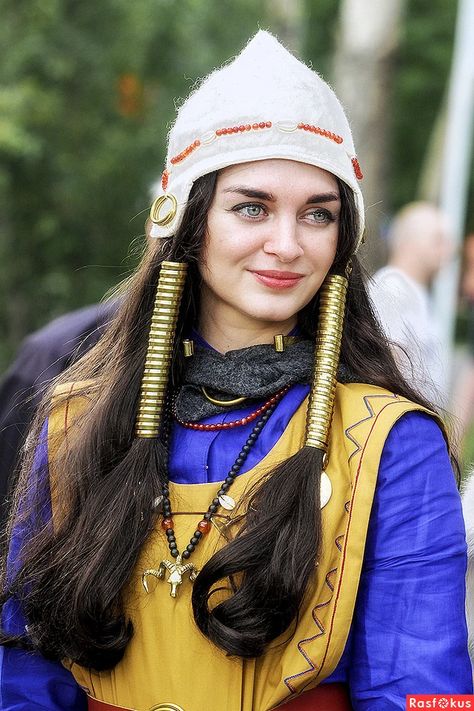 Eurasian Steppe, Unusual Facts, Folk Dresses, Gray Eyes, Light Skin, Vintage Hairstyles, Traditional Outfits, Trending Memes, Red Hair