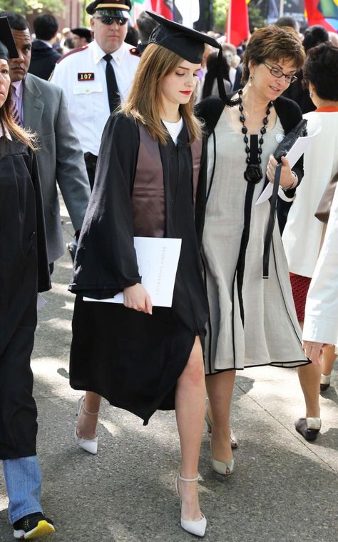 Mother's look? Emma Watson graduates from Brown University in 2014 University Graduation Outfit, Outfit Graduacion, Caps And Gowns, Graduation Outfits For Women, Graduation Dress College, Estilo Jenner, Graduation Look, Short Graduation Dresses, Emma Watson Style