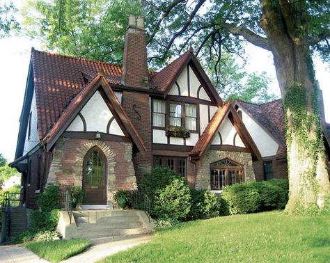 A Guide to Tudor Homes: From storybook homes to grand manors, the Tudor style will capture your imagination. English Tudor Homes, Tudor Cottage, Storybook Homes, Tudor Style Homes, Storybook Cottage, Arts And Crafts House, Casas The Sims 4, Tudor House, Dream Cottage