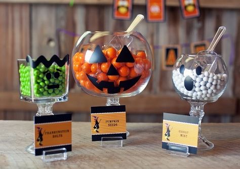 Perfect Halloween "candy bar" for the party:) Cute, cute idea. Diy Halloween Party, Dulces Halloween, Diy Monsters, Halloween Memes, Dollar Store Halloween, Adornos Halloween, Halloween Snacks, Theme Halloween, Halloween Make