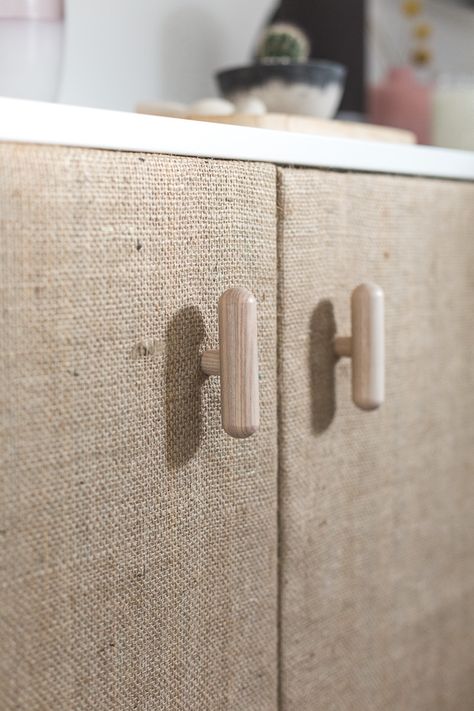 DIY Hessian Cabinet Doors | Fall For DIY Diy Cabinet Doors, Work Diy, Deco Boheme, Wood Working Gifts, Hanging Macrame, Diy Cabinets, Diy Hanging, Diy Door, Cool Stuff