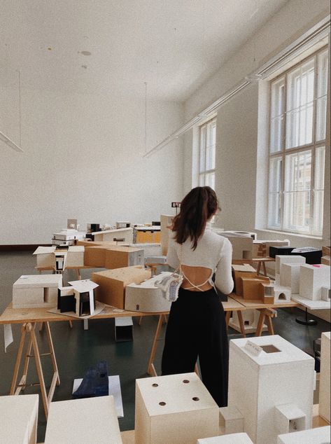 Architecture Astethic Student, Architect Astethic Job, Architecture Astethic Job, Architecture Student Aesthetic Outfits, Student Architecture, Aesthetic Architecture Student, Interior Architecture Aesthetic Student, Architecture Vision Board, Architecture Aesthetic Girl