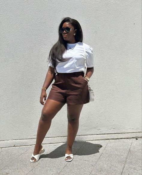 Brown Shorts Outfits Women, Causal Chic Outfits, Irene Style, Cute College Outfits, Capsule Wardrobe Casual, African Print Maxi Skirt, Modest Casual Outfits, Effortlessly Chic Outfits, Classy Casual Outfits