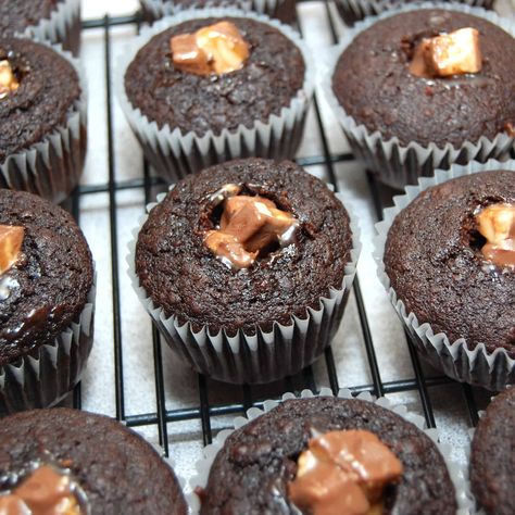 Snickers cupcakes with a bite taken out Amish Cinnamon Bread, Candy Bar Cupcakes, Snickers Cupcakes, Snicker Cupcakes, Homemade Chocolate Cupcakes, Dry Cake, Caramel Buttercream, Fudge Recipes Easy, Frozen Berries