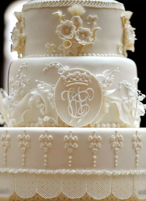 British Wedding Traditions, Kate Und William, Royal Wedding Cake, Middleton Wedding, Kate Middleton Wedding, Prins William, British Wedding, Traditional Wedding Cake, Principe William