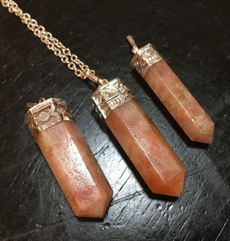 Etsy Sunstone Necklace - Raw Sunstone Pendant - Silver sunstone point pendant - Healing Crystal Necklace Raw Sunstone, Crystals Stones, Stones Jewelry, Healing Crystals, Healing Crystal, Plexus Products, Semi Precious Gemstones, Stone Jewelry, Gold Pendant