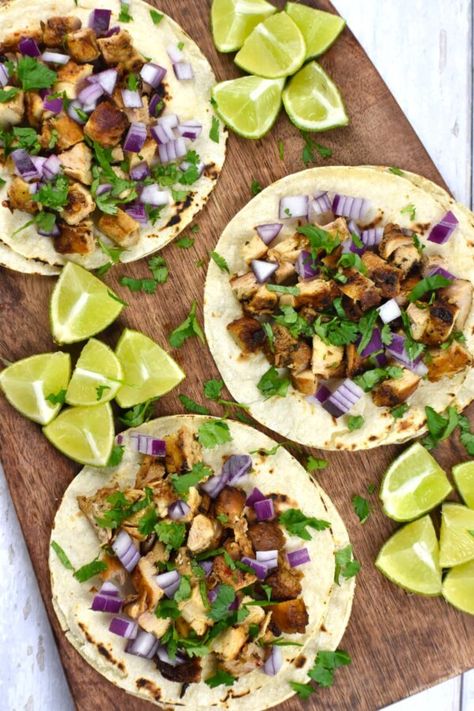 Mexican Street Style, Taco Bar Ideas, Easy Chicken Tacos, Chicken Street Tacos, Slow Cooker Mexican Chicken, Street Taco Recipe, Latino Recipes, Chili Lime Shrimp, Seasoned Corn