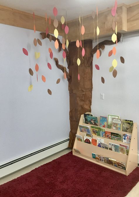 C.Courtoreille 2018 - Fall Tissue Paper Tree Reading Corner Preschool Classroom Fall Preschool Room Decor, Fall Decorations Classroom Preschool, Infant Preschool Room Ideas, Autumn Preschool Decoration, Learning Corners Preschool, Toddler Classroom Layout, Autumn Classroom Decorations, Preschool Reading Corner, Fall Classroom Decorations Ideas